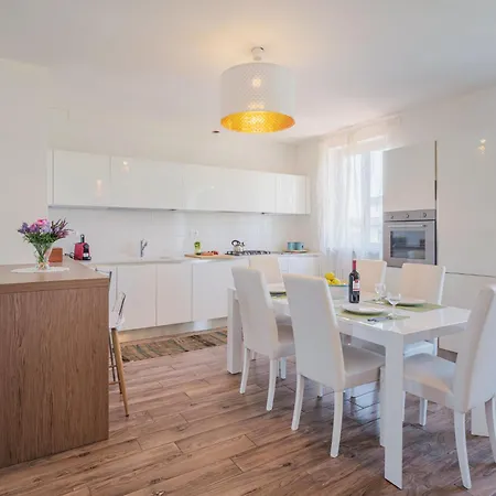 La Casa Dei Limoni Di Valeria By Interhome
