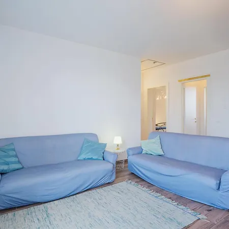 La Casa Dei Limoni Di Valeria By Interhome * Torre del Lago Puccini